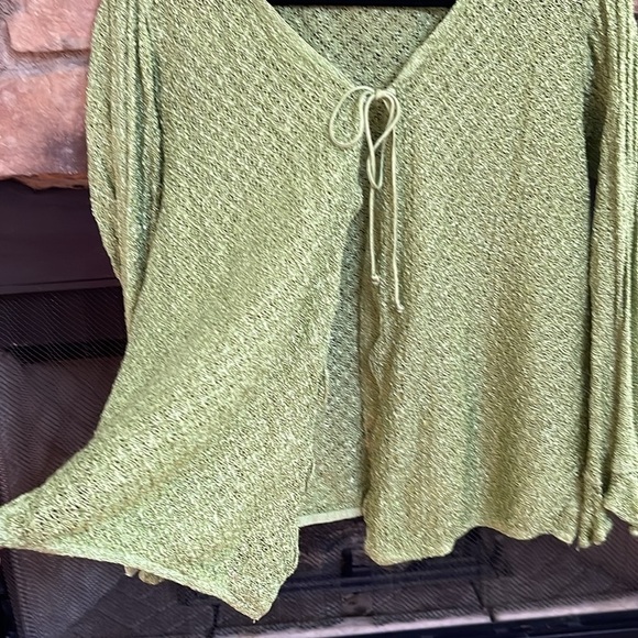 Style n Design green cape w/ cascading ruffles down the front & end of sleeve. L - Picture 2 of 9